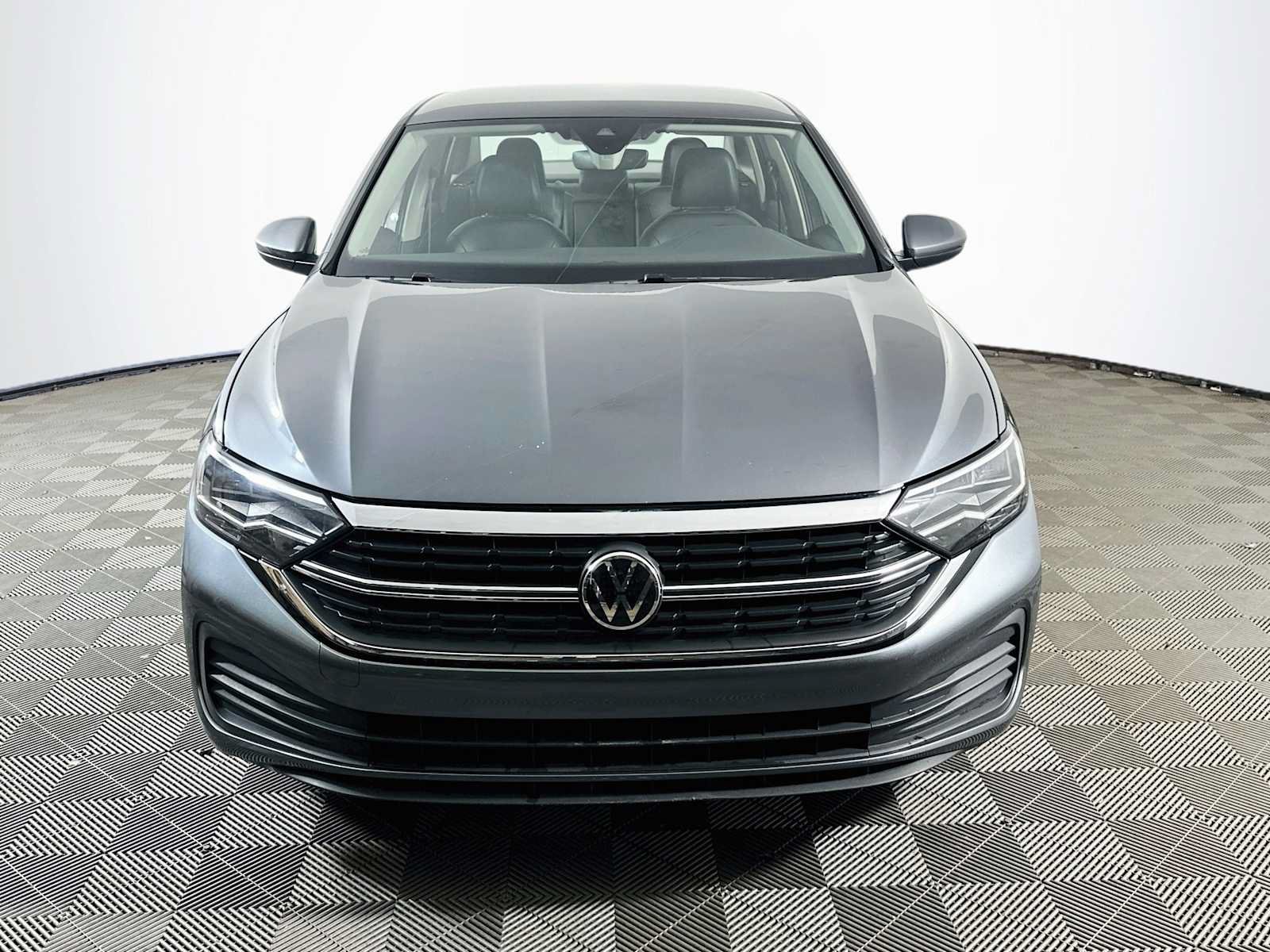 Used 2024 Volkswagen Jetta SE FWD image 2