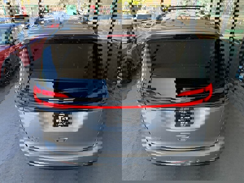 Used 2021 Chrysler Pacifica Touring-L image 14