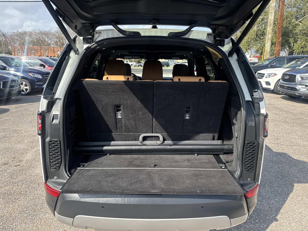 Used 2017 Land Rover Discovery HSE image 9