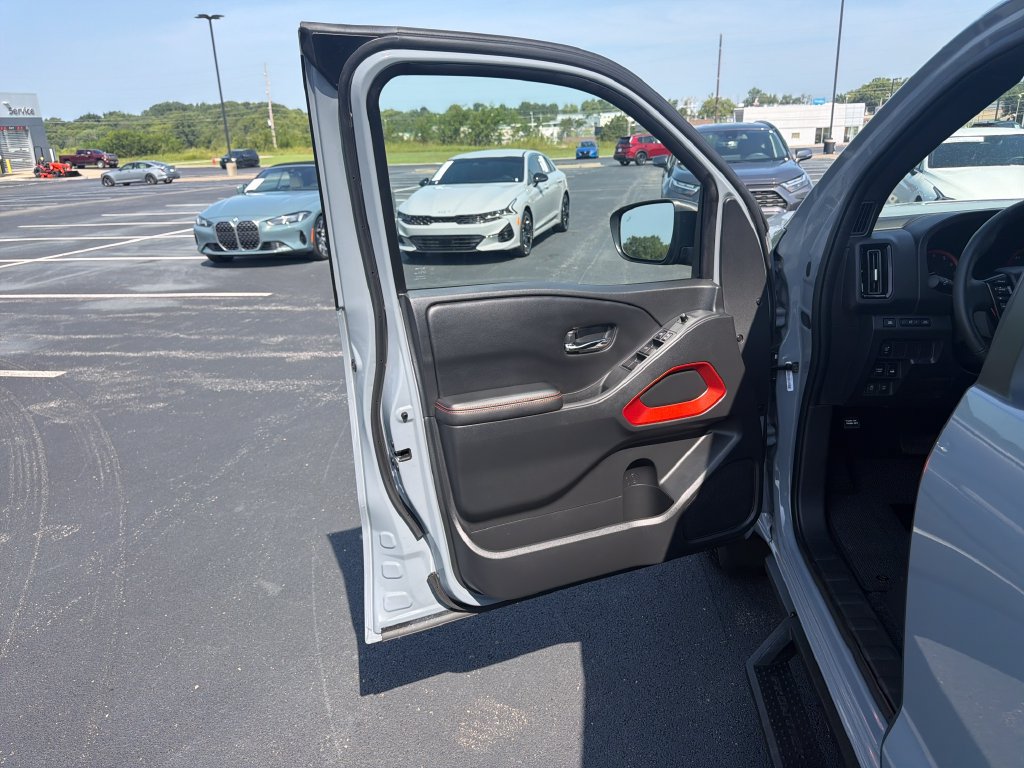 Used 2025 Nissan Frontier PRO-4X AWD/4WD image 15
