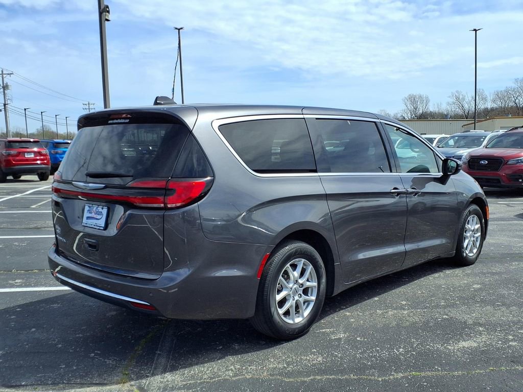 Used 2023 Chrysler Pacifica Touring-L FWD image 7
