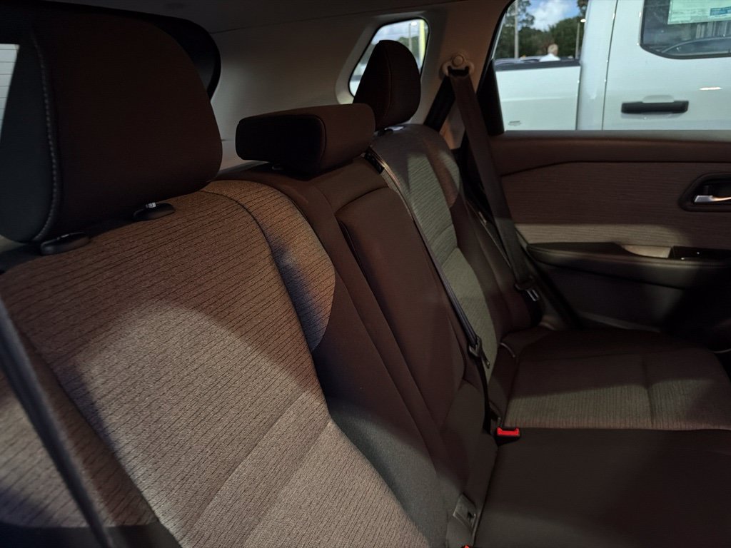 Used 2023 Nissan Rogue SV FWD image 11