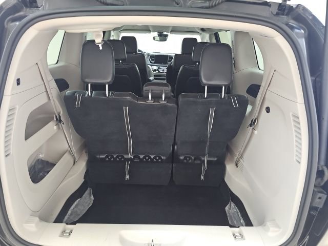 Used 2023 Chrysler Pacifica Touring-L FWD image 7