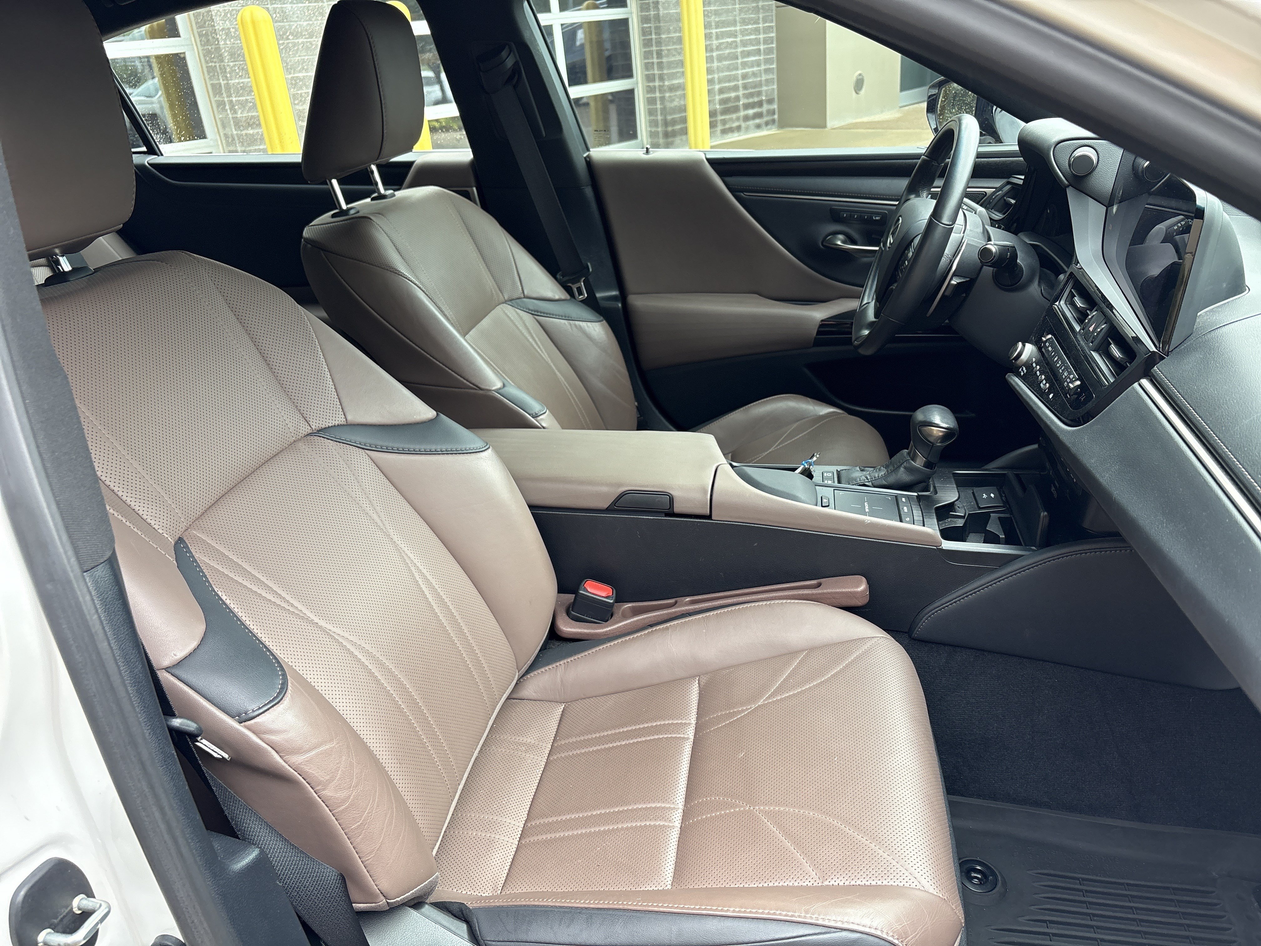 Certified 2022 Lexus ES 300h w/ Accessory Package FWD image 33