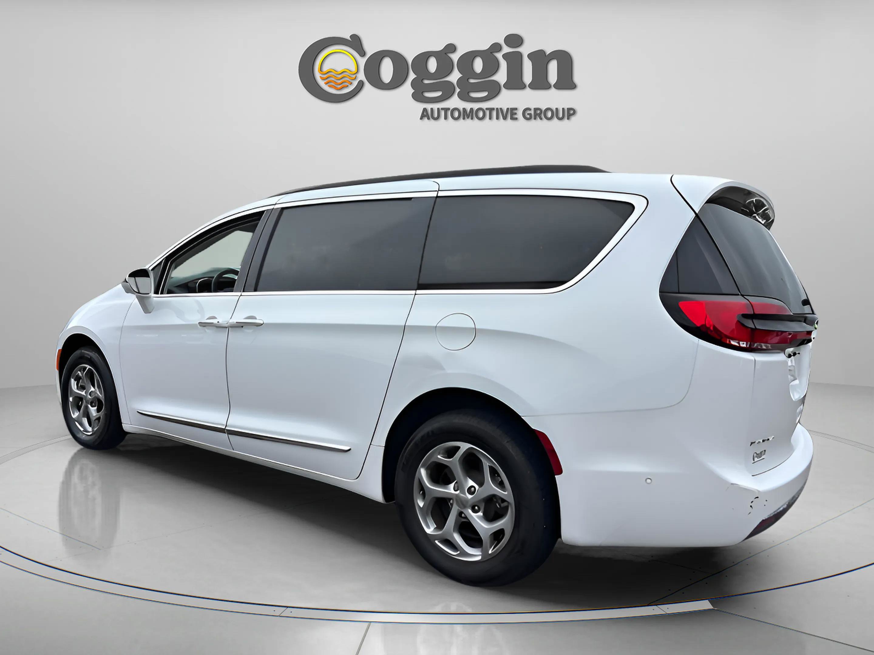 Used 2022 Chrysler Pacifica Limited w/ Uconnect Theater Family Group image 3