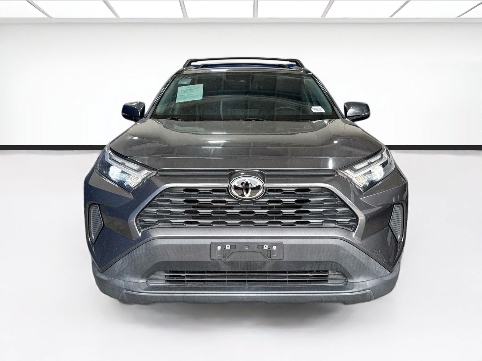Used 2022 Toyota RAV4 XLE w/ Convenience Package FWD image 2