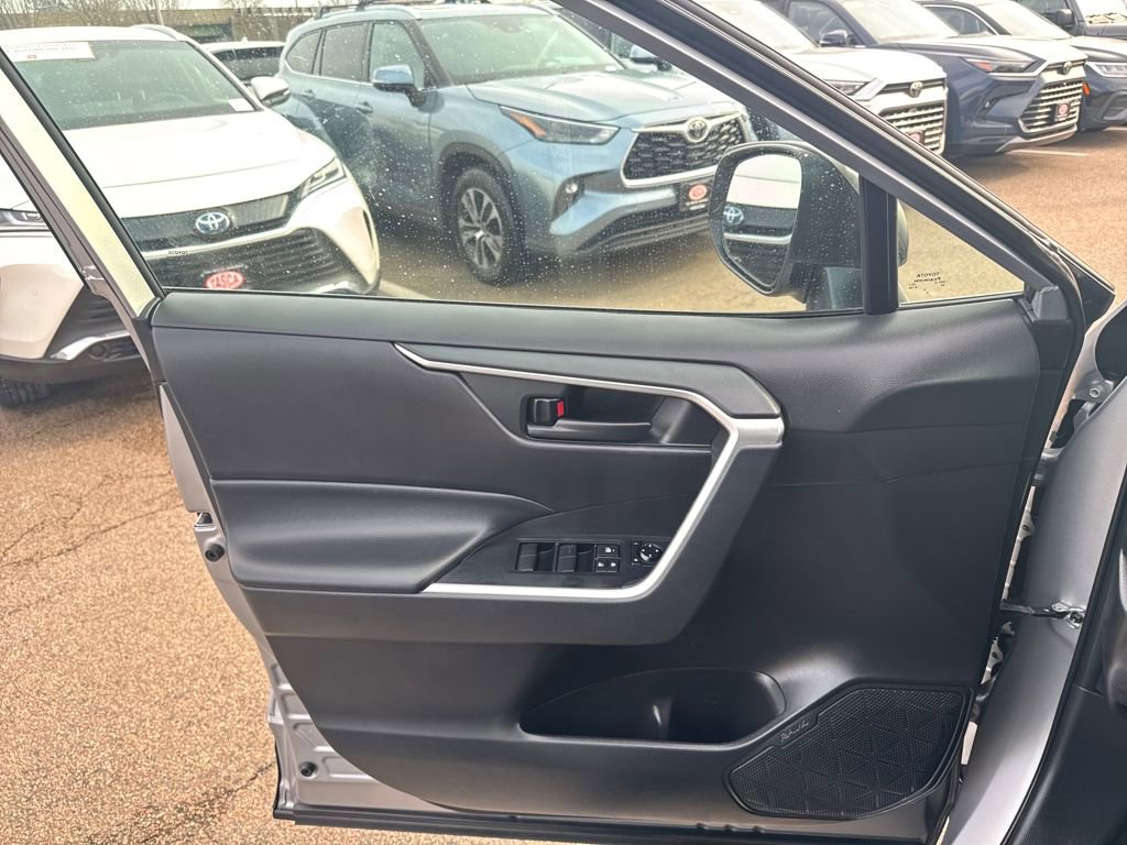 Used 2024 Toyota RAV4 LE image 33