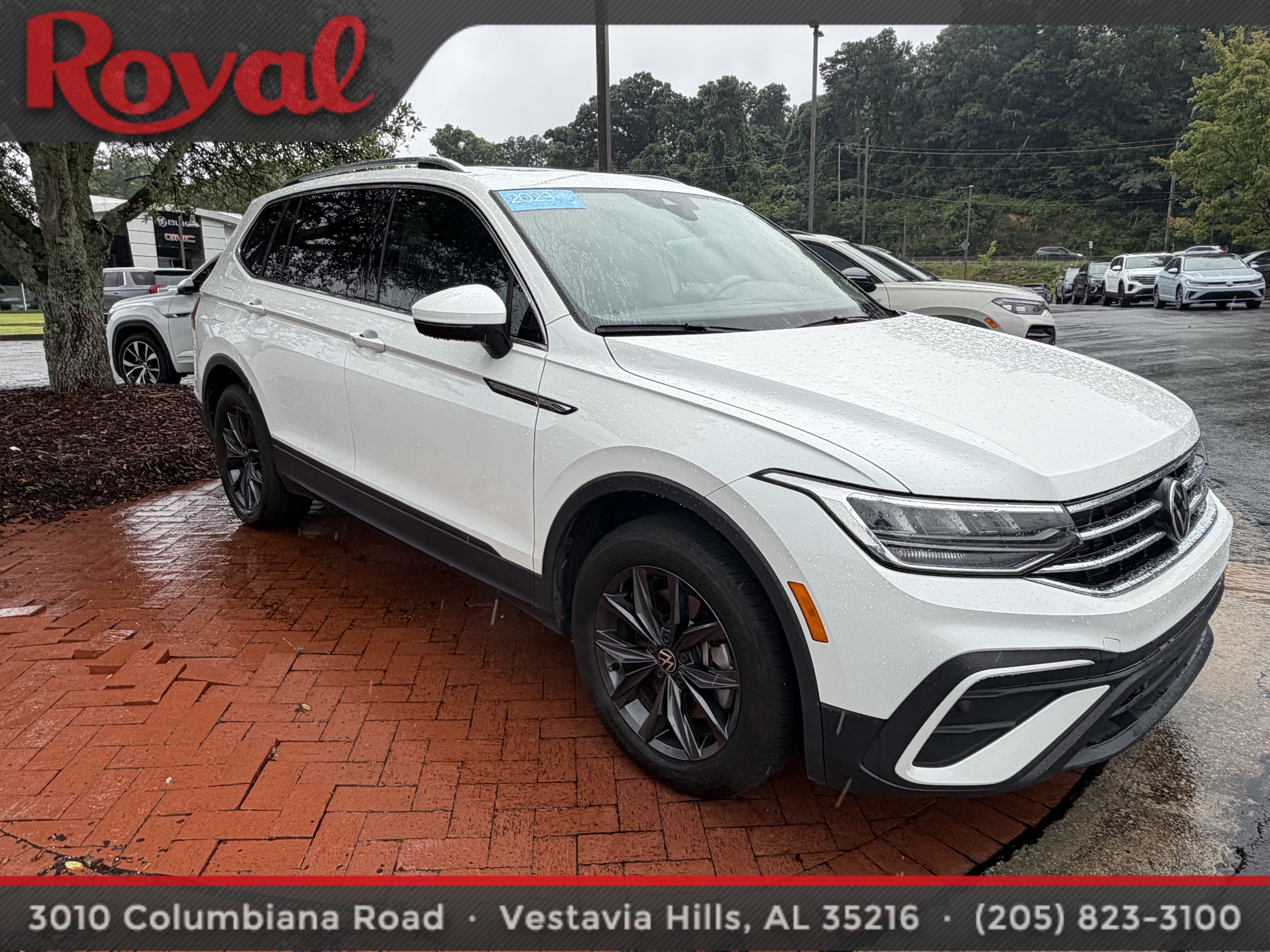 Certified 2023 Volkswagen Tiguan SE w/ Panoramic Sunroof Package FWD image 3