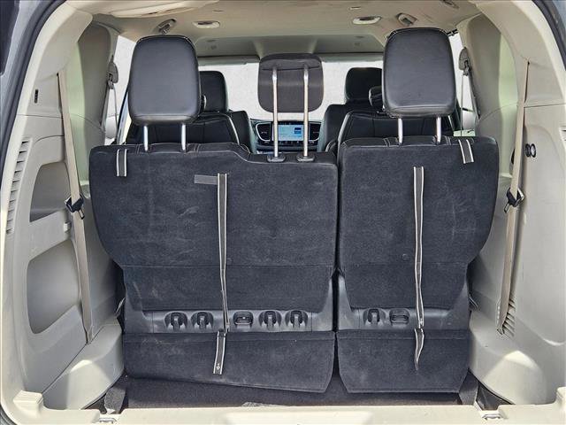 Used 2023 Chrysler Pacifica Touring-L FWD image 5