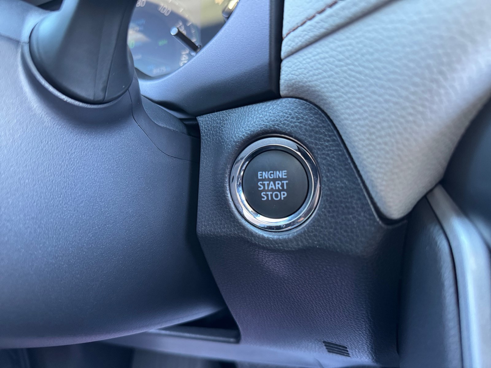 Used 2025 Toyota RAV4 XLE w/ Convenience Package AWD/4WD image 7