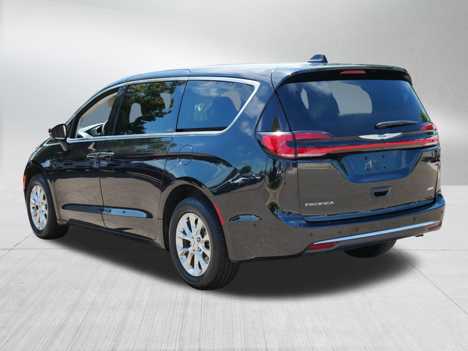 Used 2023 Chrysler Pacifica Touring-L AWD/4WD image 5