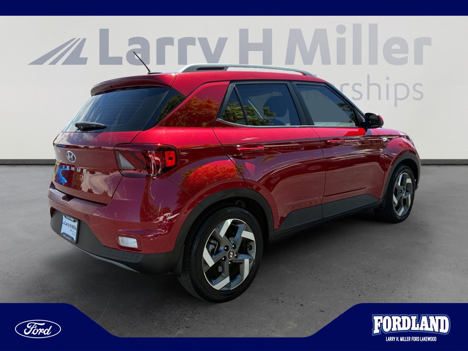 Used 2023 Hyundai Venue Limited FWD image 5