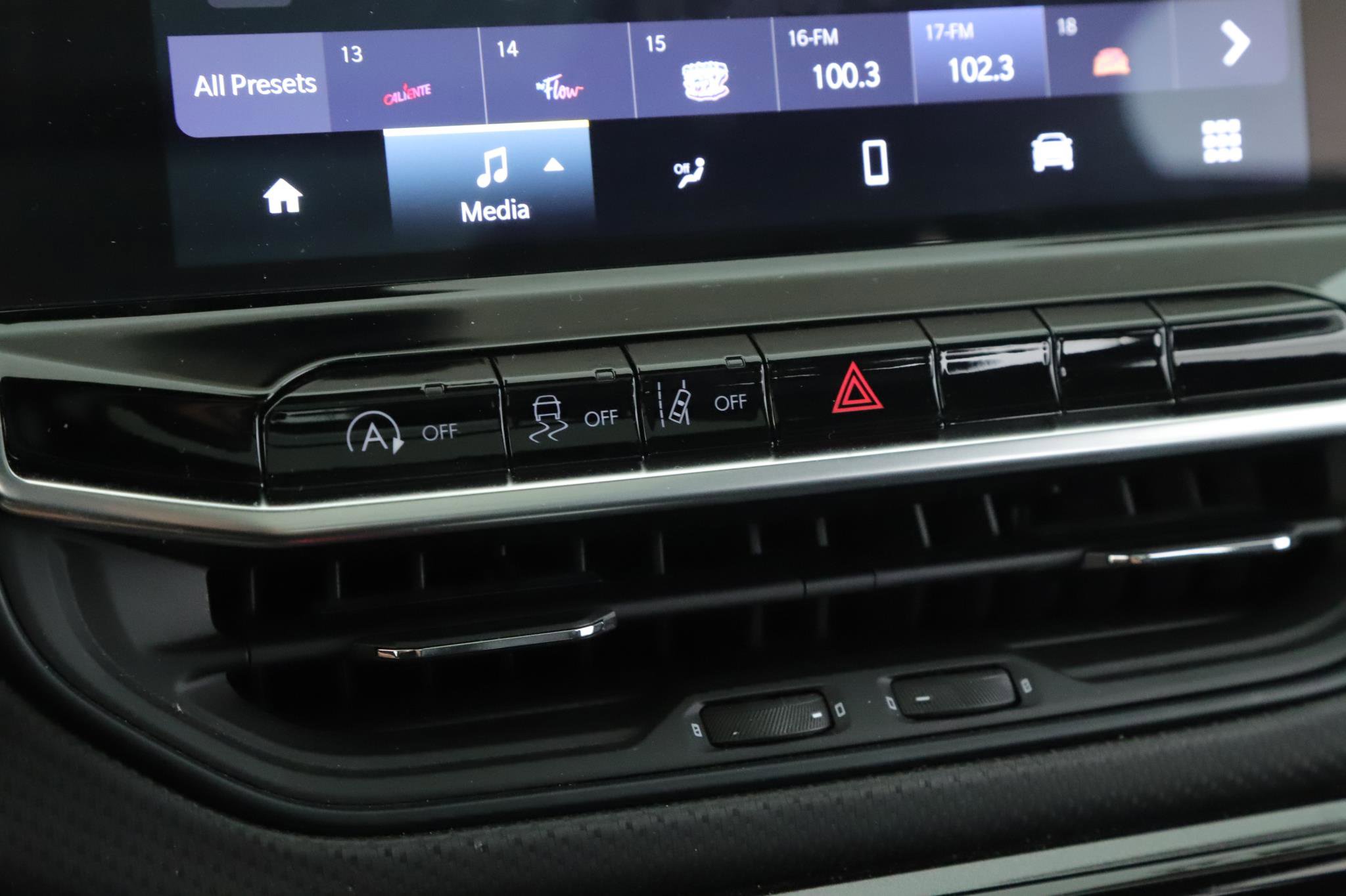 Used 2024 Jeep Compass Latitude w/ Sun and Sound Group image 15