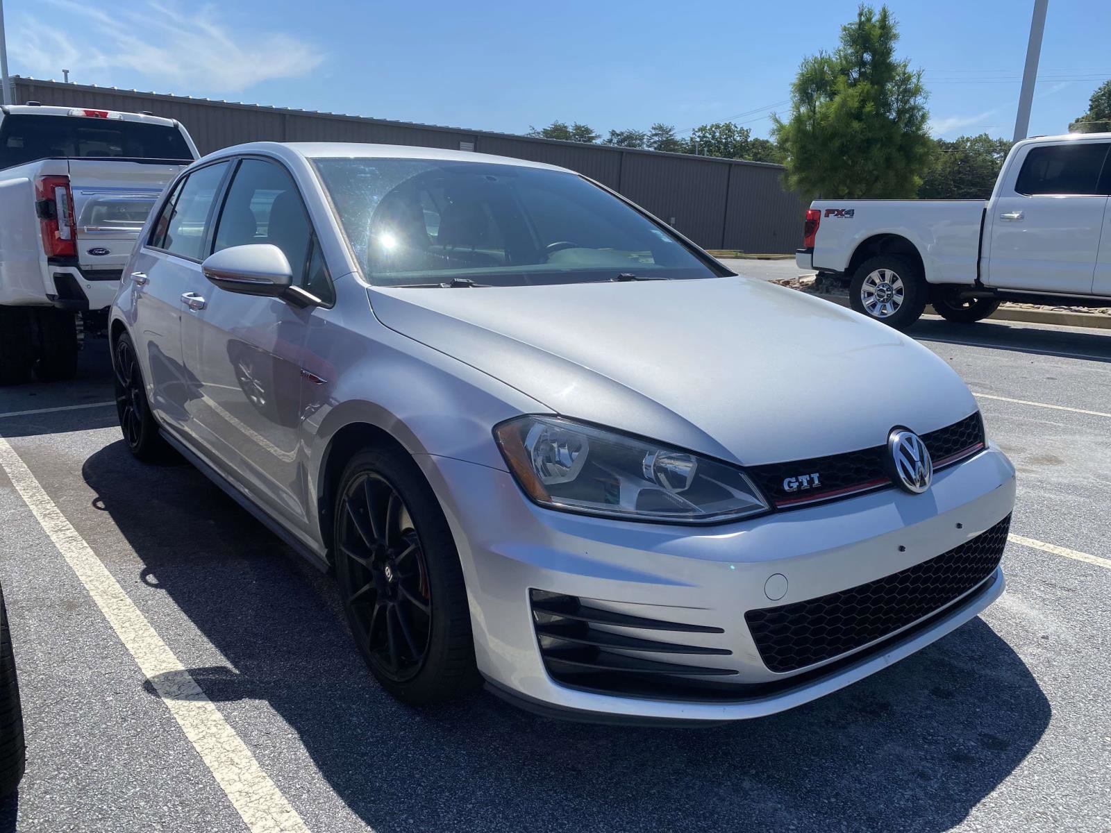 Used 2016 Volkswagen Golf 4-Door FWD image 1