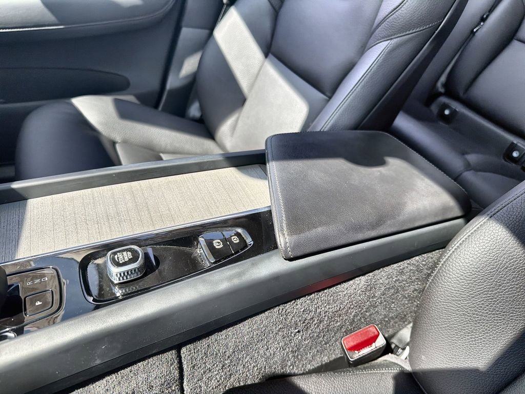 Used 2025 Volvo XC60 B5 Plus image 23