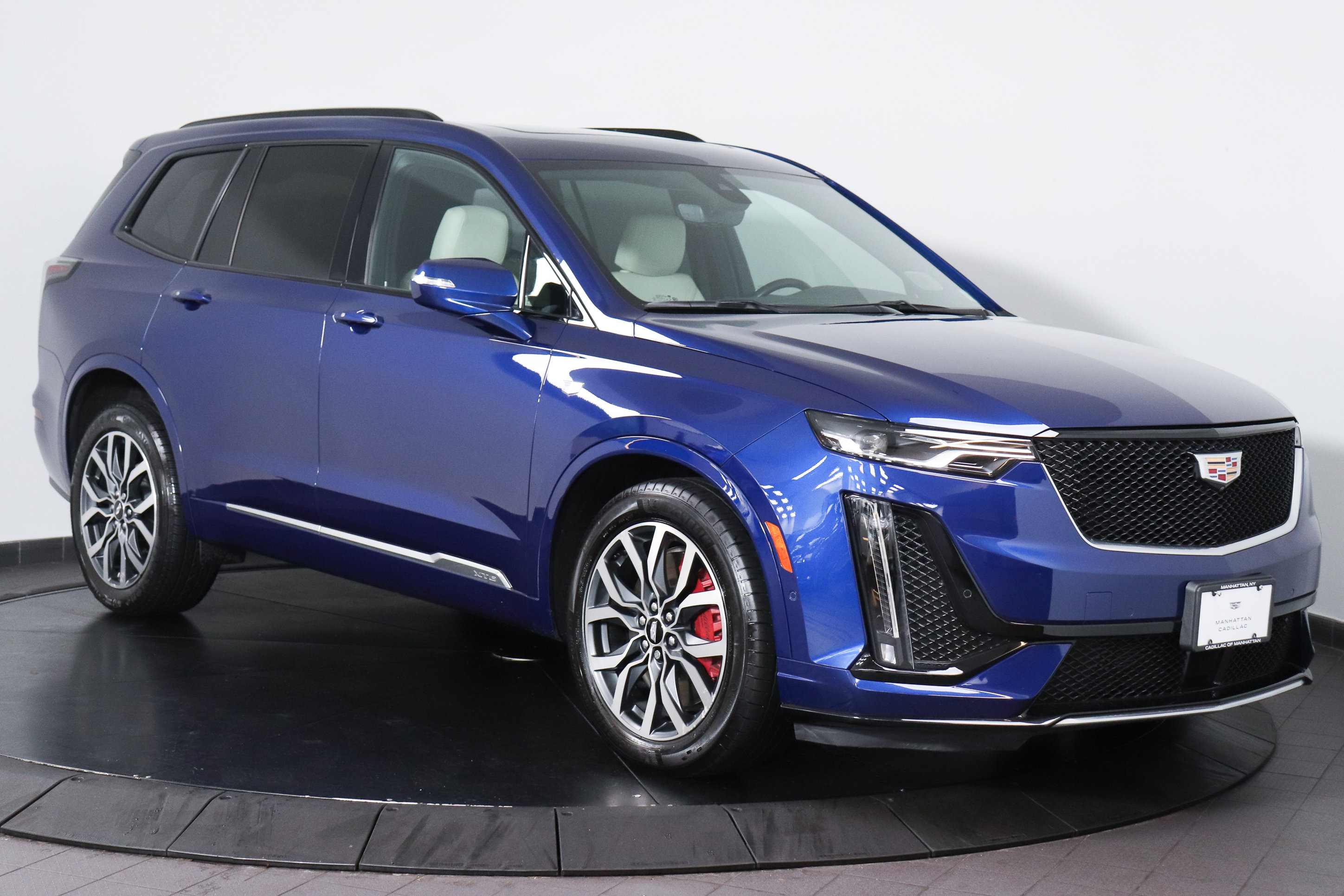 Used 2023 Cadillac XT6 Sport w/ Technology Package image 7