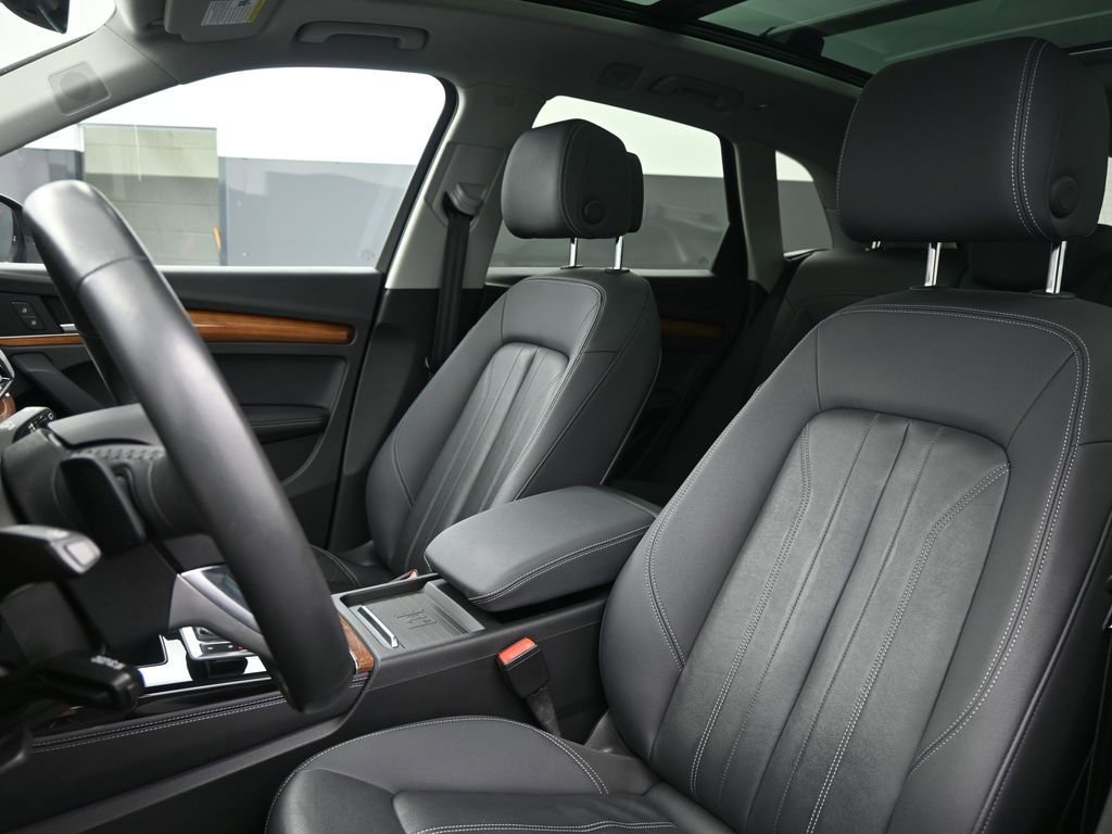 Used 2021 Audi Q5 e Premium Plus w/ Premium Plus Package image 3