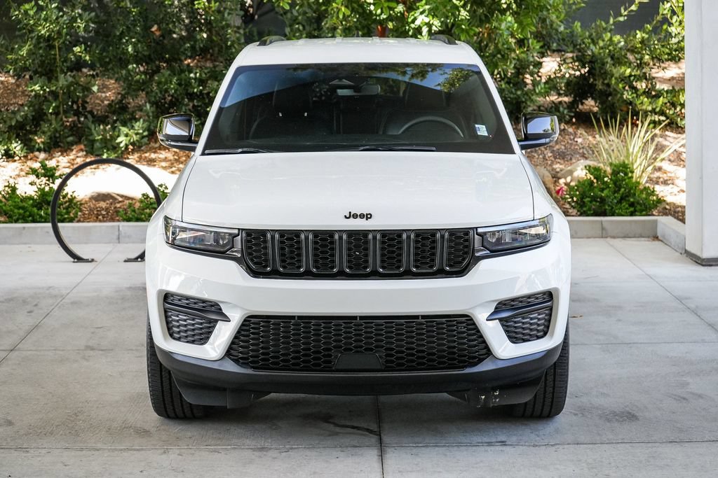 Used 2023 Jeep Grand Cherokee Altitude AWD/4WD image 2