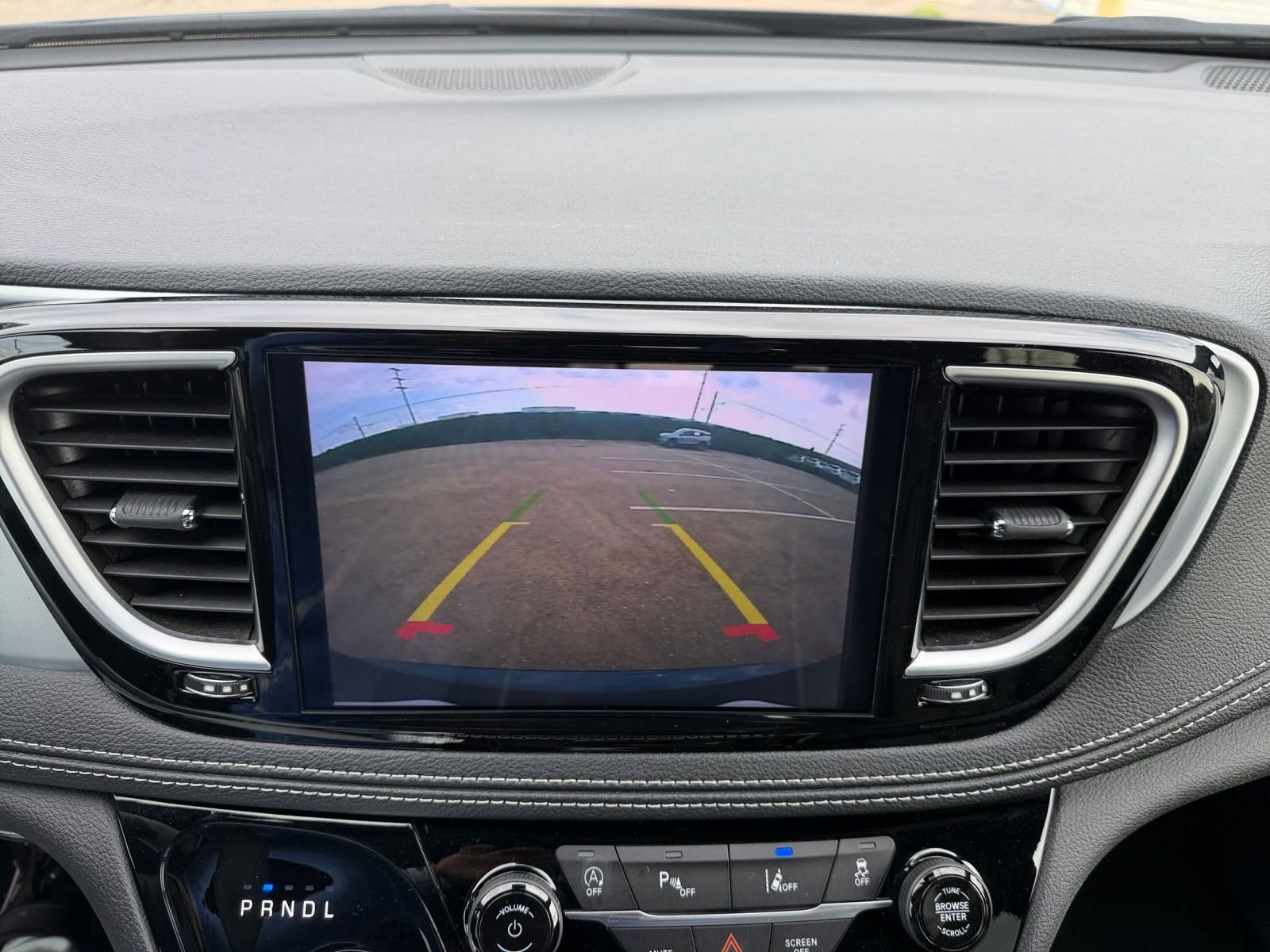 Used 2025 Chrysler Pacifica Limited image 27