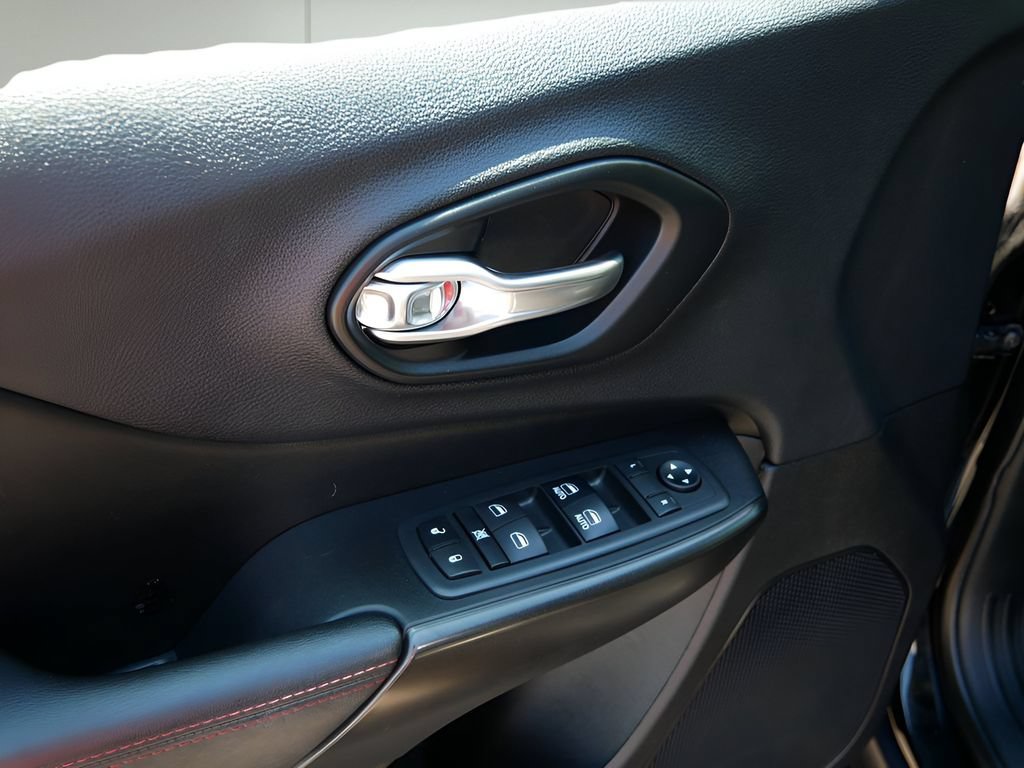 Used 2019 Jeep Cherokee Trailhawk AWD/4WD image 16