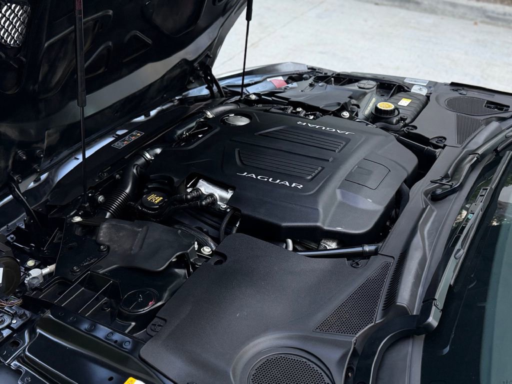 Used 2016 Jaguar F-TYPE R image 37