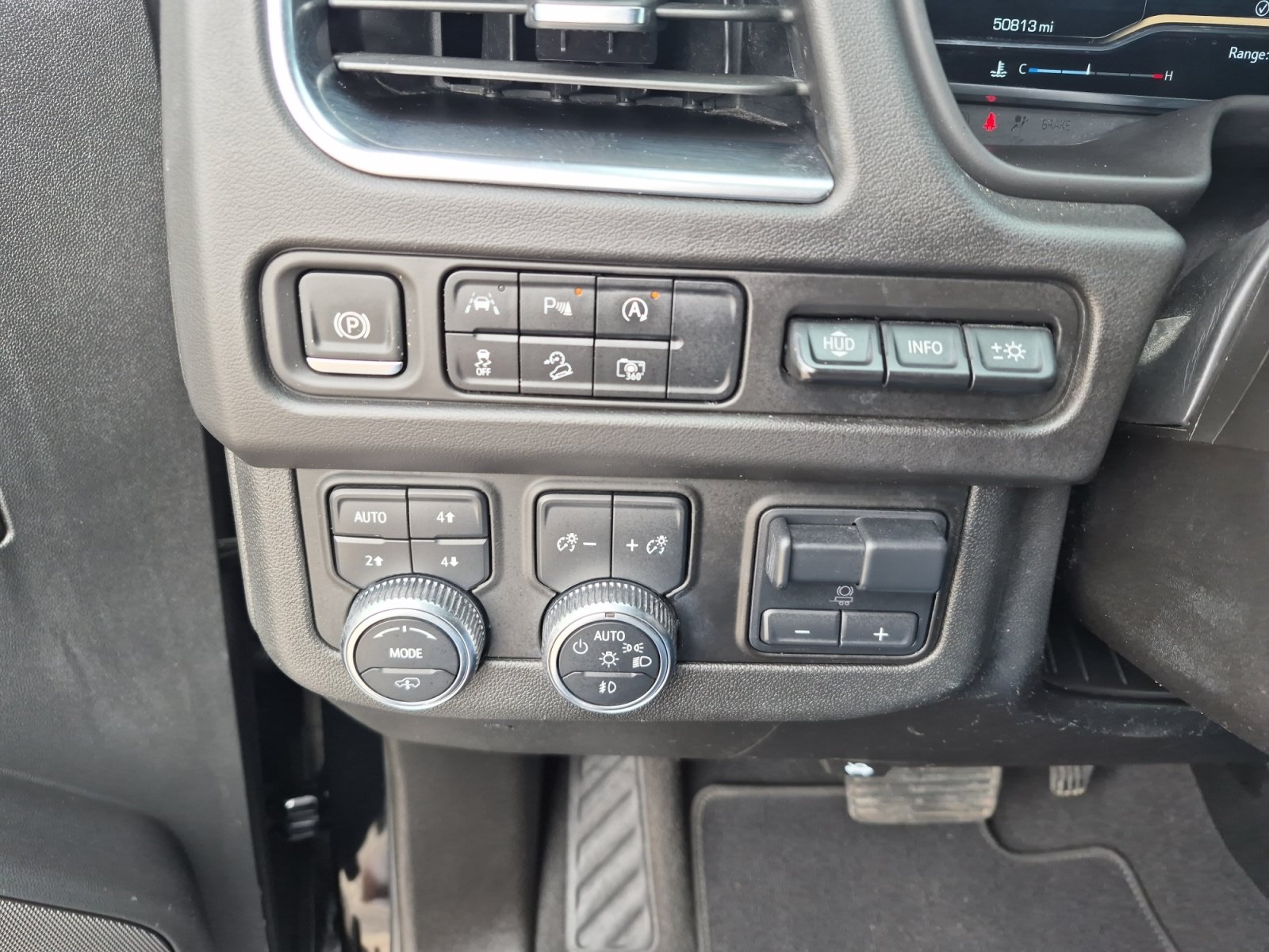 Used 2024 GMC Yukon XL AT4 w/ AT4 Premium Plus Package AWD/4WD image 28