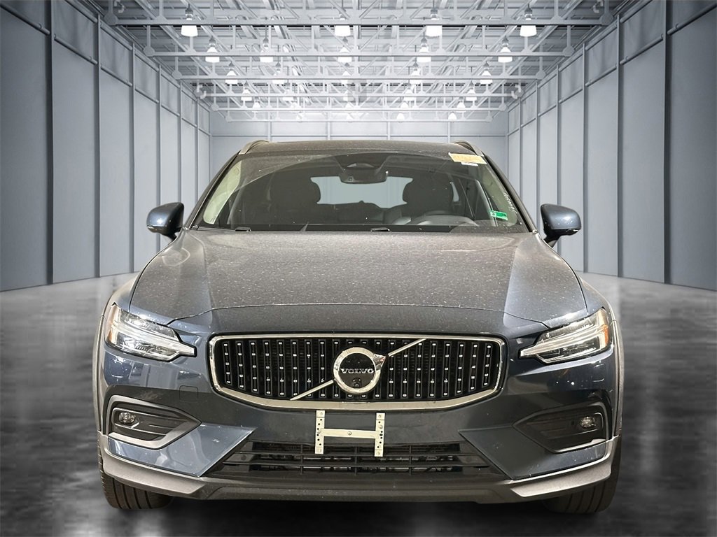 Used 2025 Volvo V60 B5 Cross Country Plus image 1