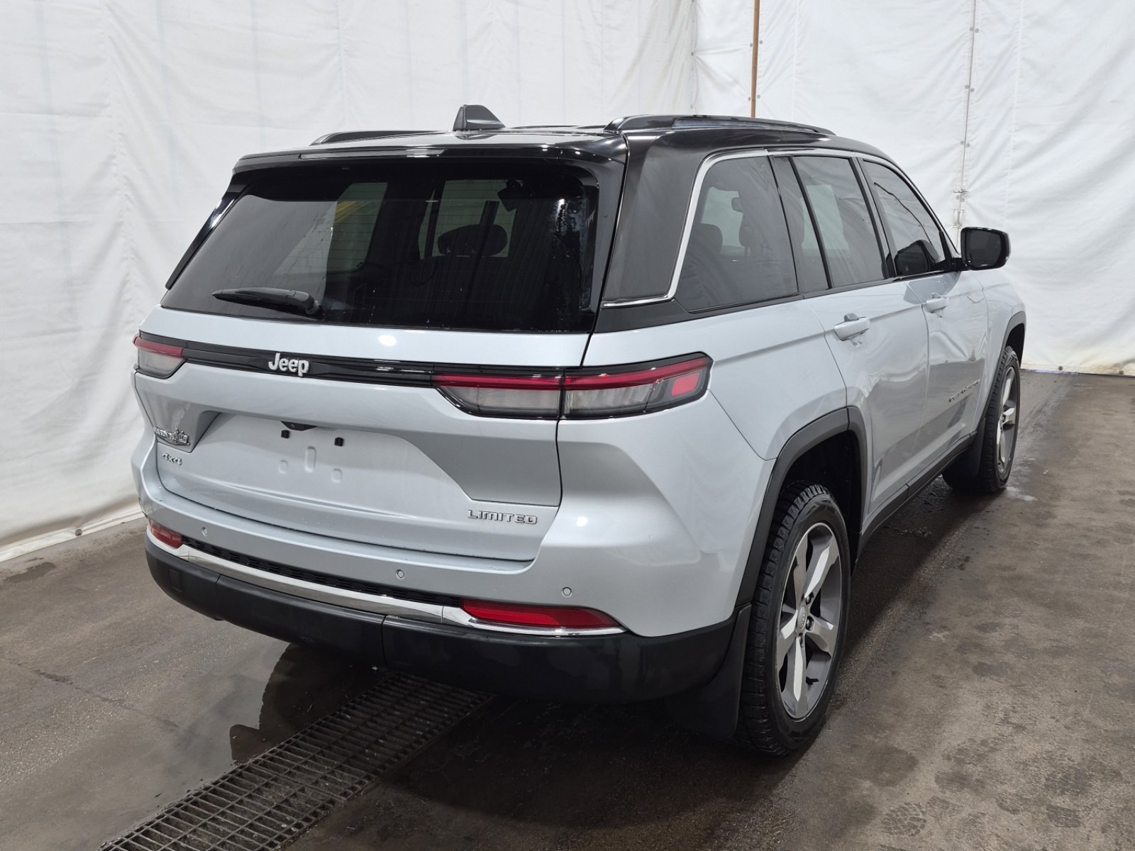 Used 2022 Jeep Grand Cherokee Limited image 3