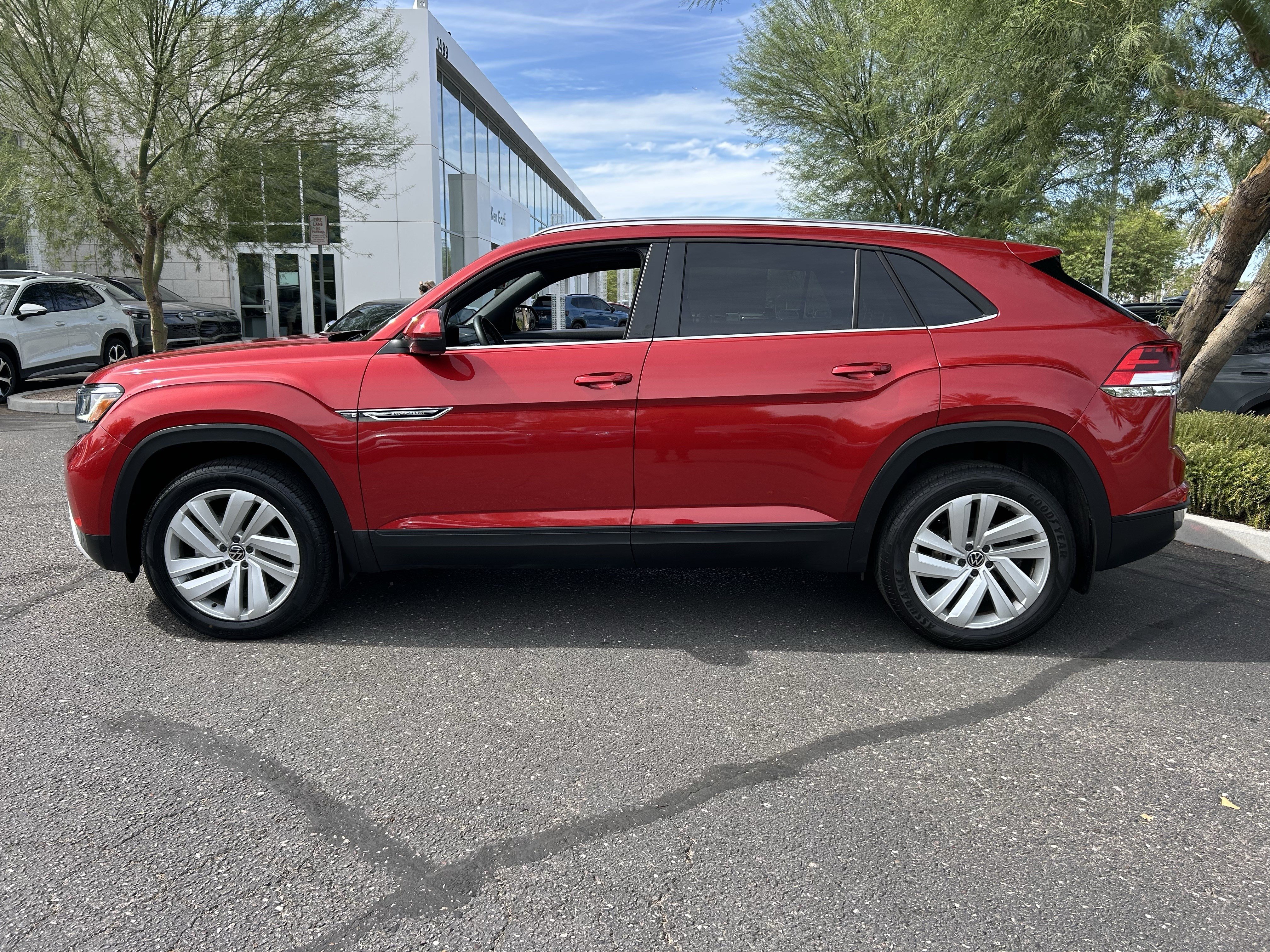 Used 2023 Volkswagen Atlas Cross Sport SE w/ Panoramic Sunroof Package FWD image 2