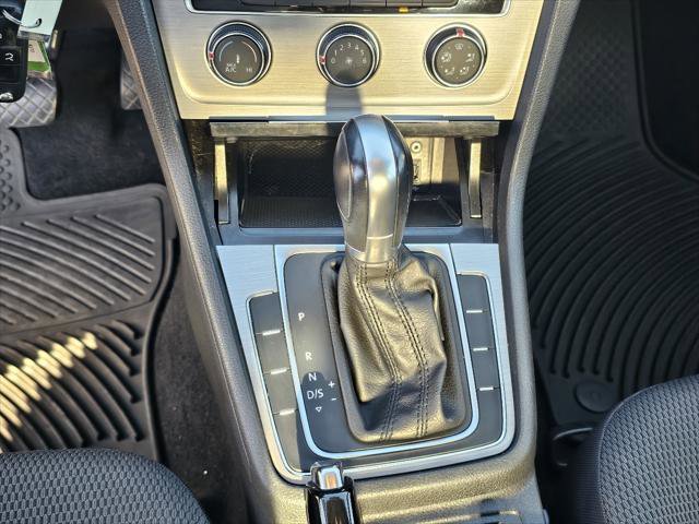 Used 2016 Volkswagen Golf S image 11