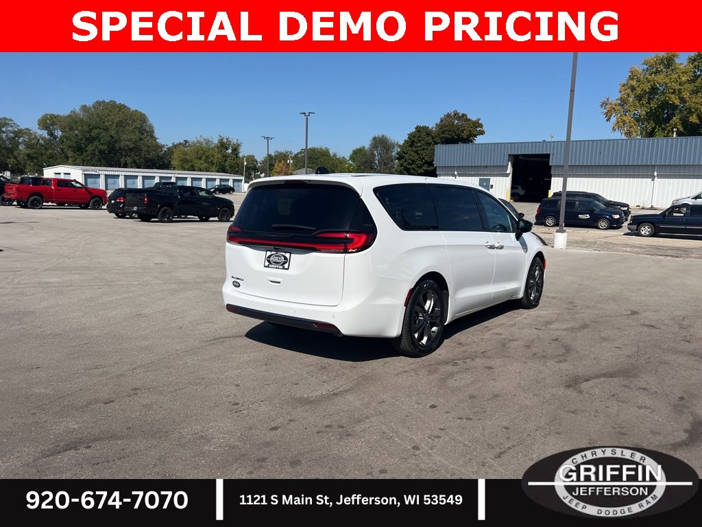 New 2026 Chrysler Pacifica Select image 14