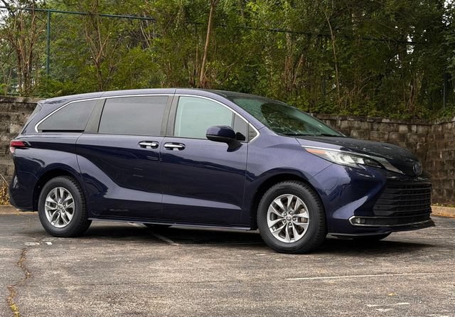 Used 2022 Toyota Sienna XLE FWD image 2