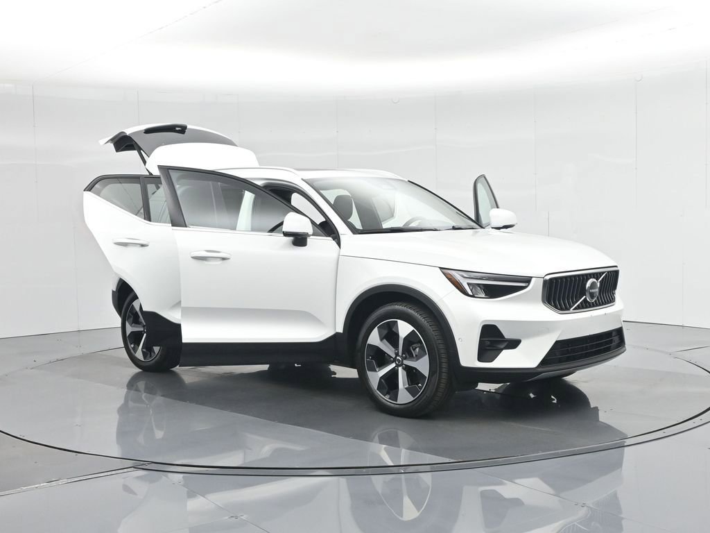 Used 2025 Volvo XC40 B5 Plus image 37