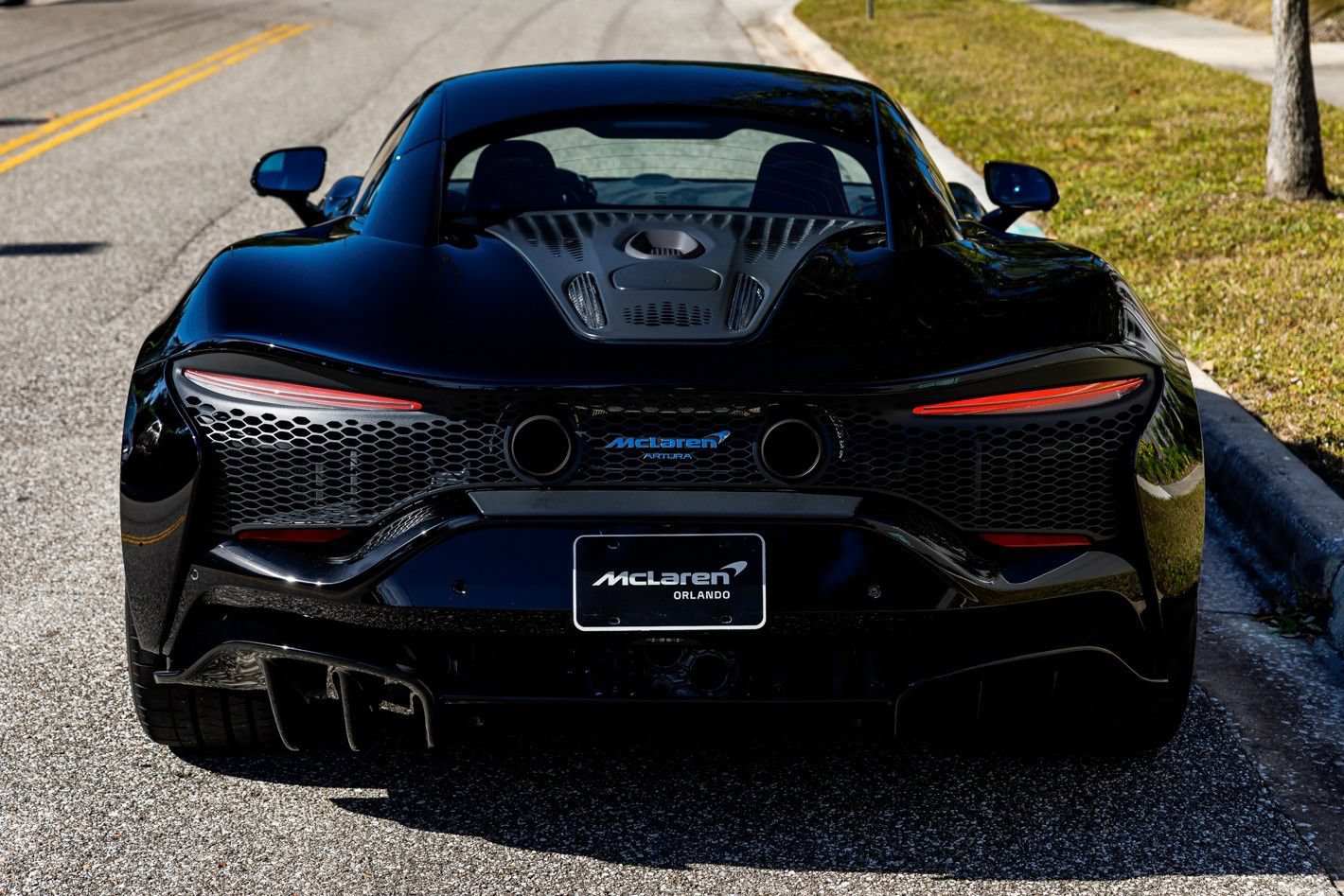 Used 2023 McLaren Artura RWD image 11