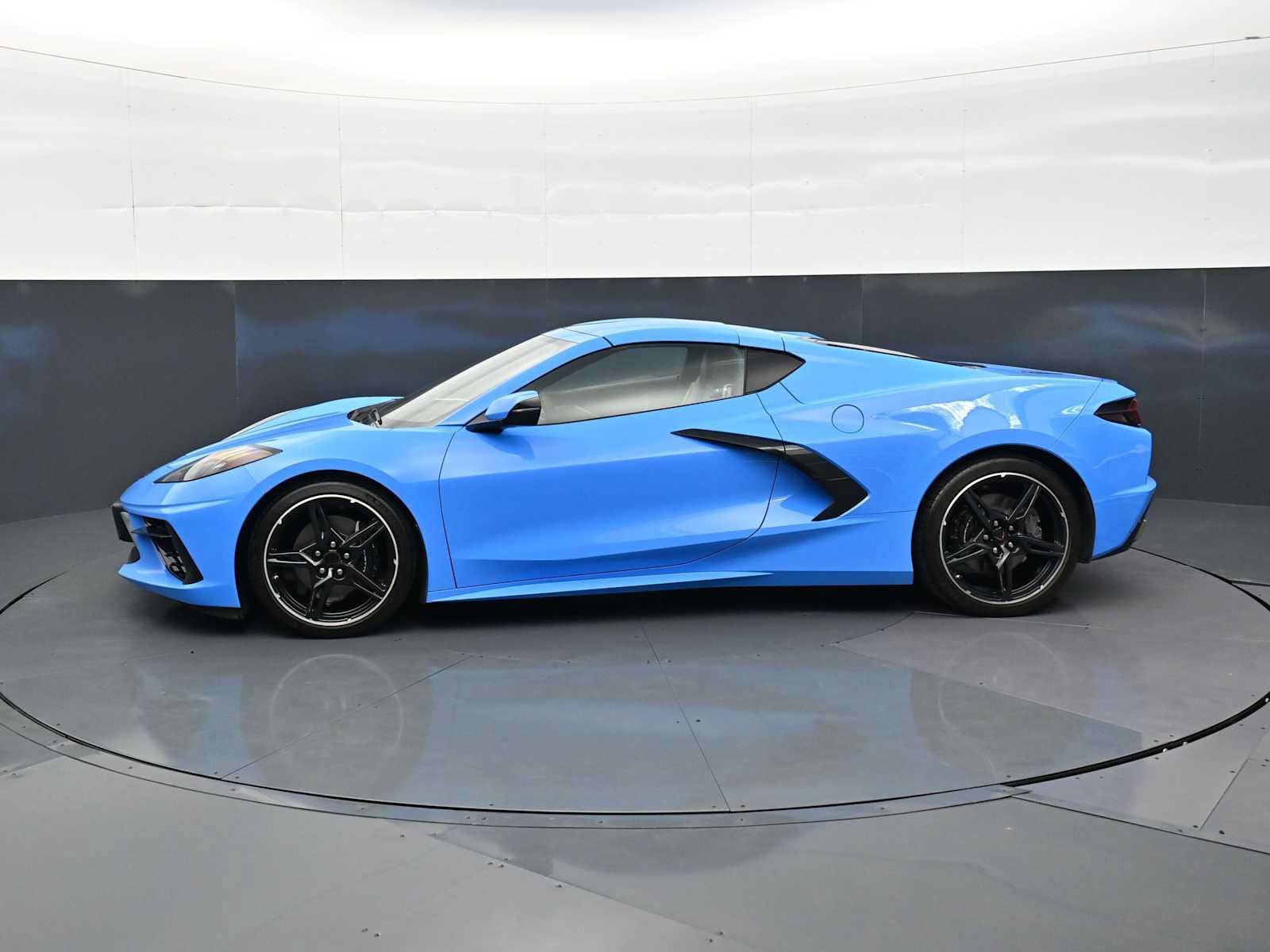 Used 2021 Chevrolet Corvette Stingray Preferred Cpe w/ Engine Appearance Package RWD image 2