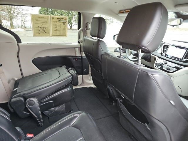 Used 2024 Chrysler Pacifica Touring-L image 17