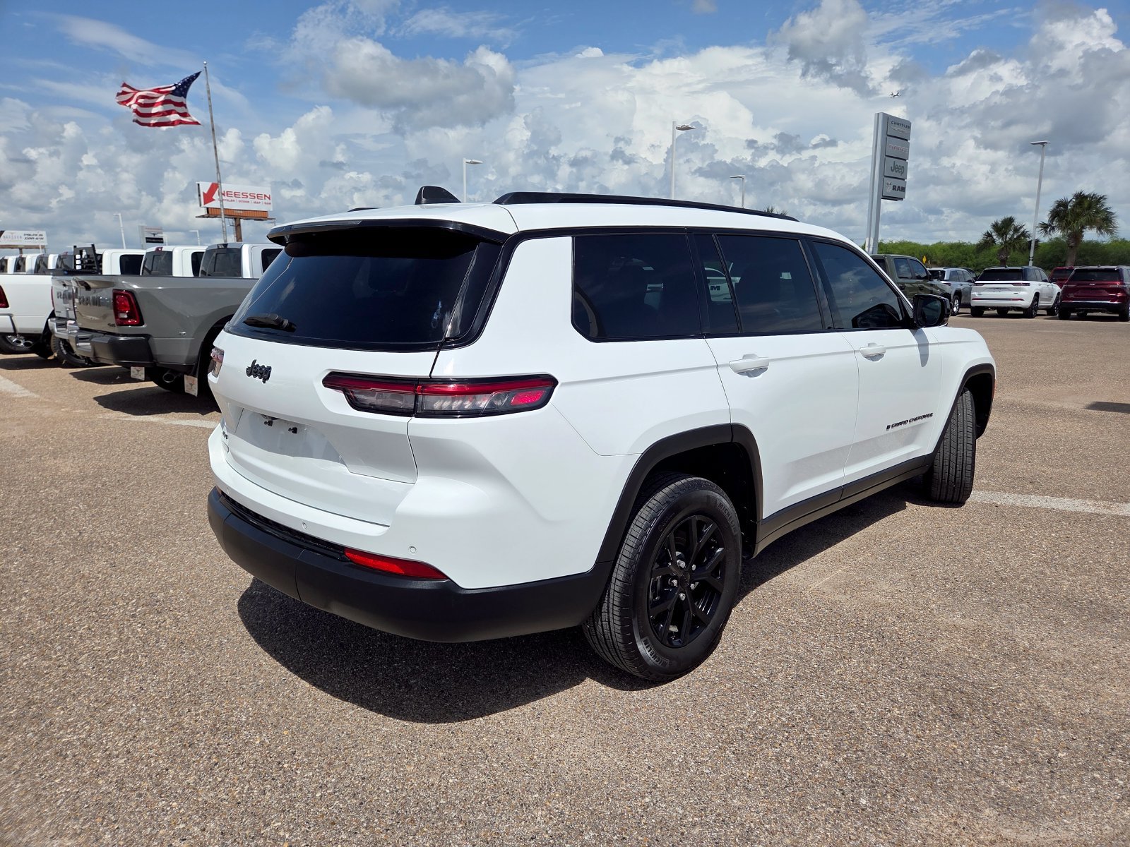 Used 2025 Jeep Grand Cherokee L Altitude AWD/4WD image 10