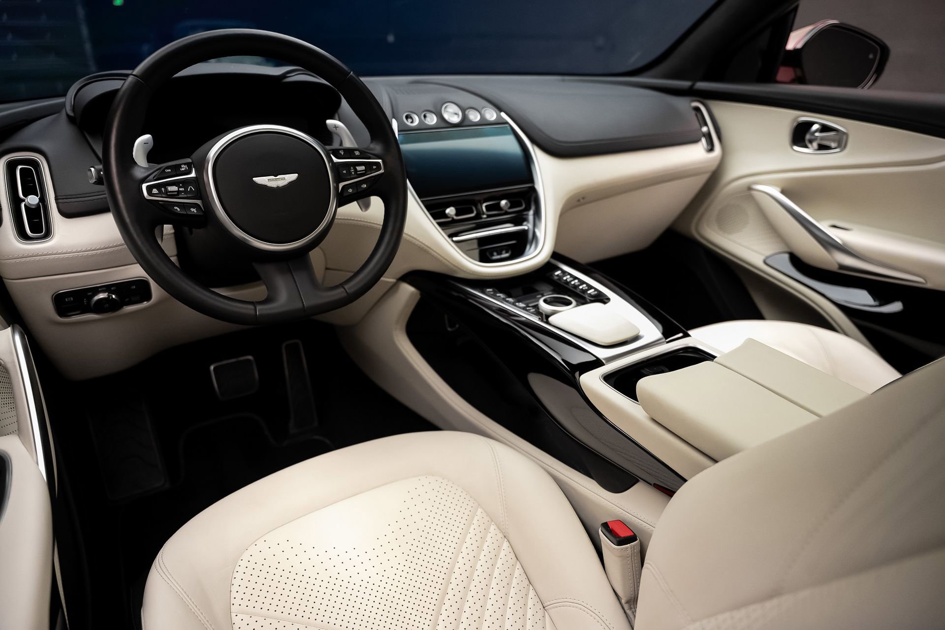 Used 2023 Aston Martin DBX AWD/4WD image 2