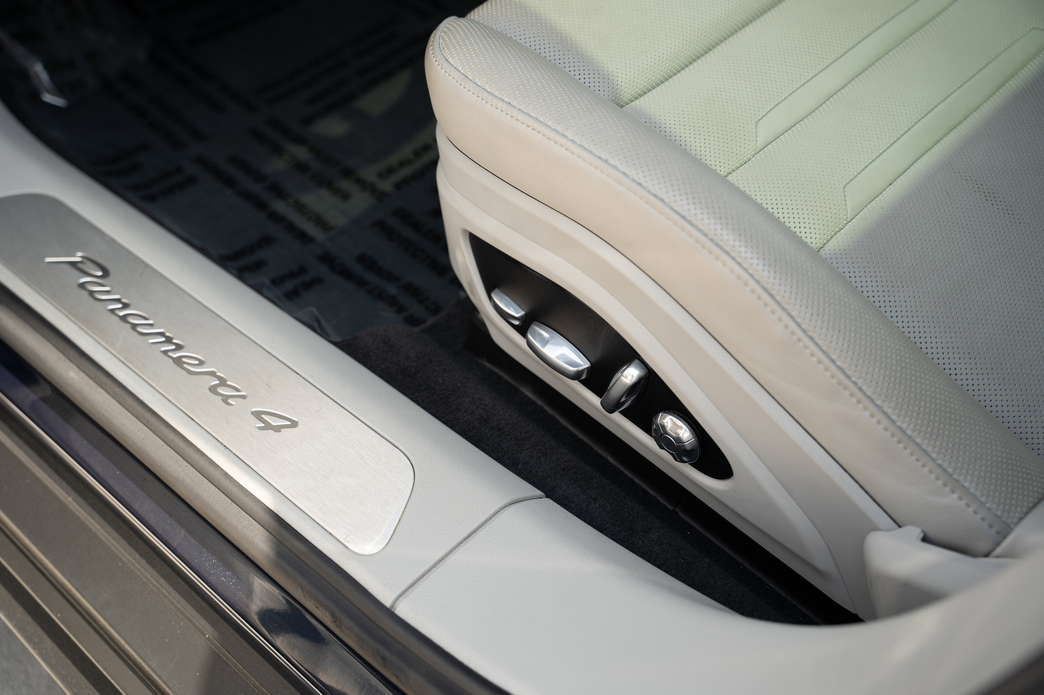 Used 2020 Porsche Panamera 4 AWD/4WD image 23