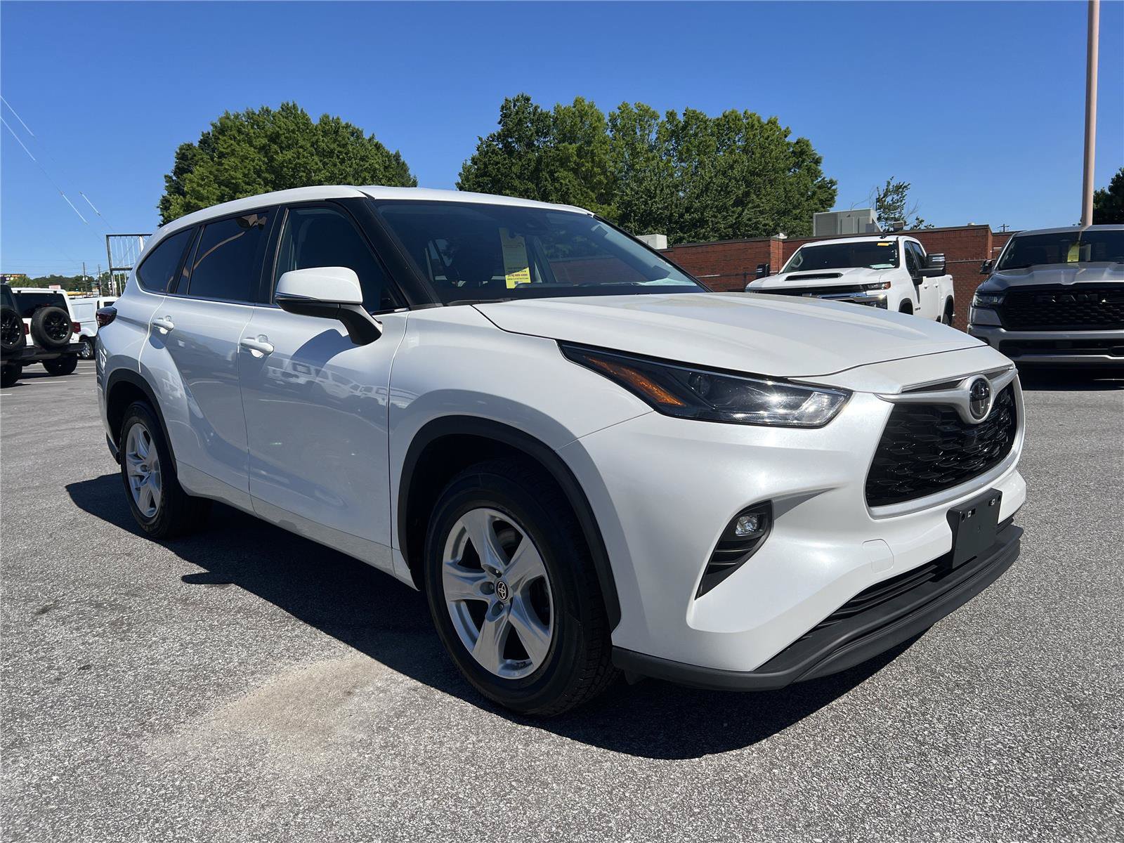 Used 2023 Toyota Highlander LE FWD image 4