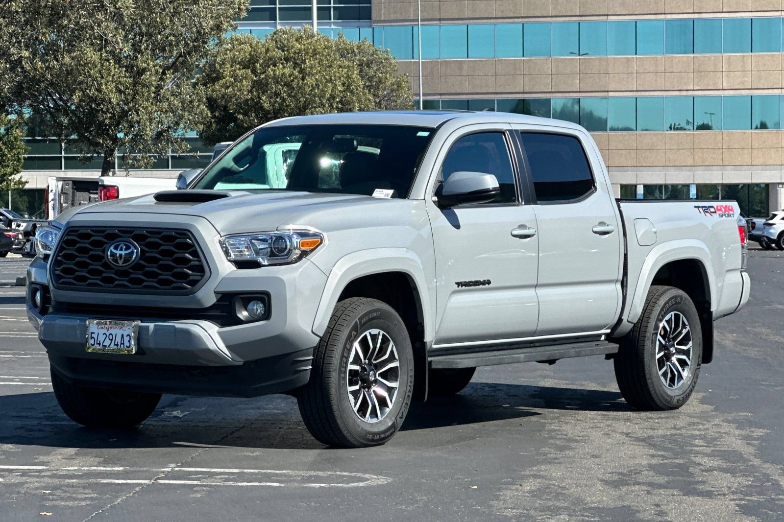Used 2020 Toyota Tacoma TRD Sport w/ TRD Premium Sport Package AWD/4WD image 8