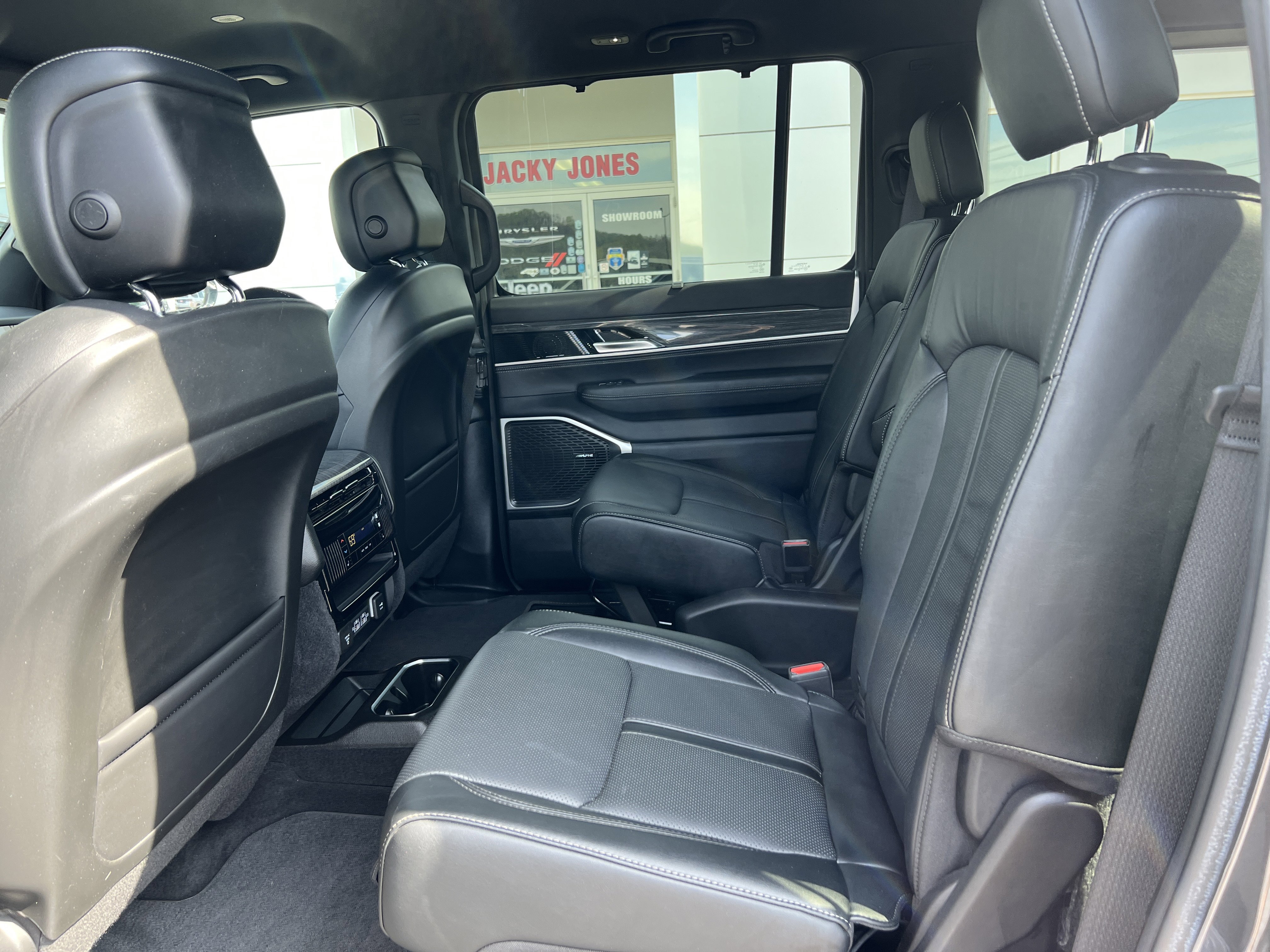 Used 2022 Jeep Wagoneer Series III w/ Convenience Group I image 15