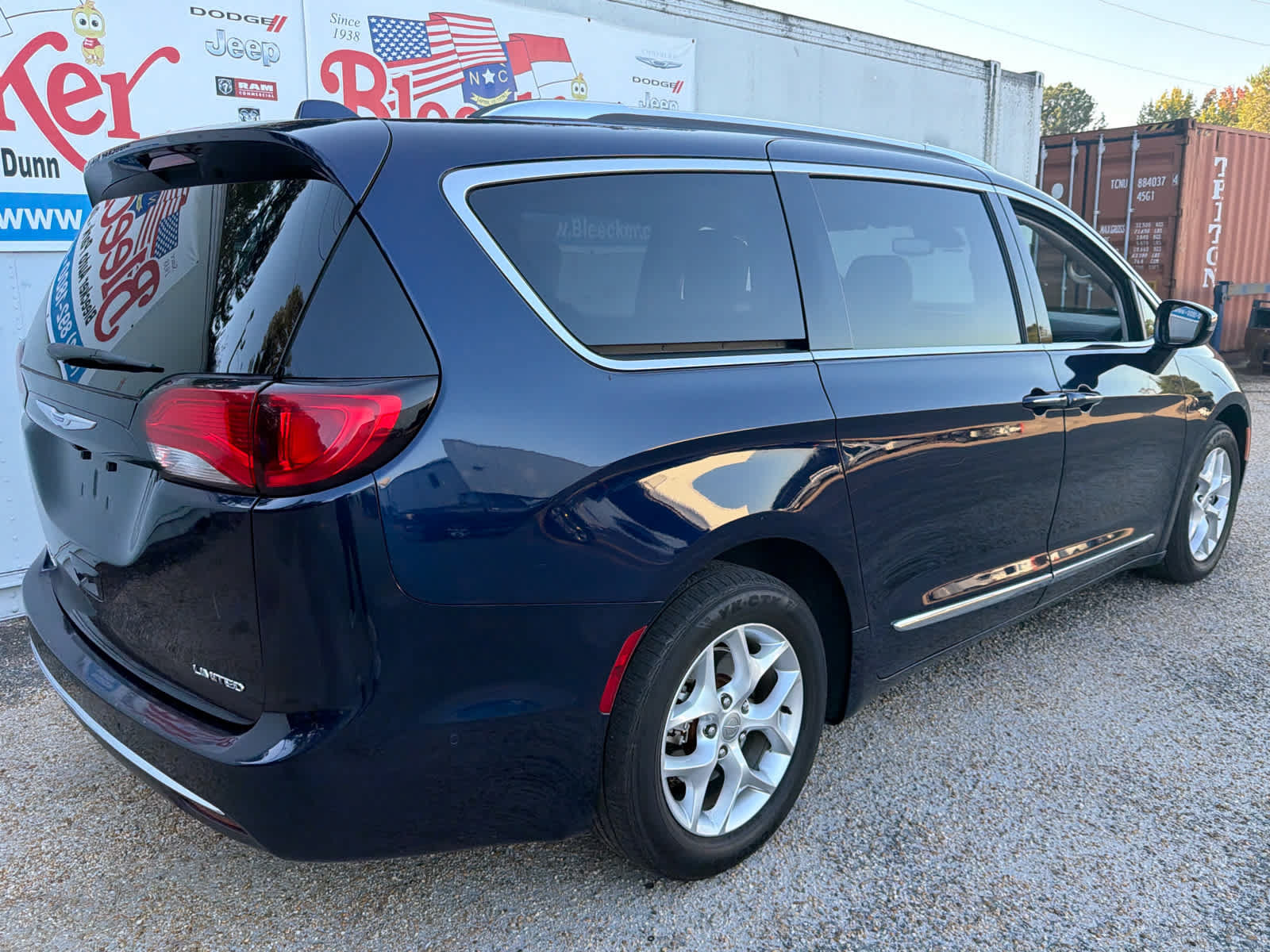 Used 2020 Chrysler Pacifica Limited w/ Advanced Safetytec Group FWD image 3