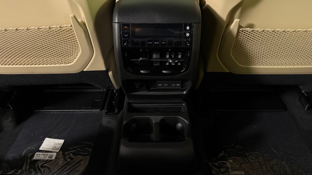 New 2026 Jeep Grand Cherokee L Limited w/ Limited Altitude Package AWD/4WD image 31