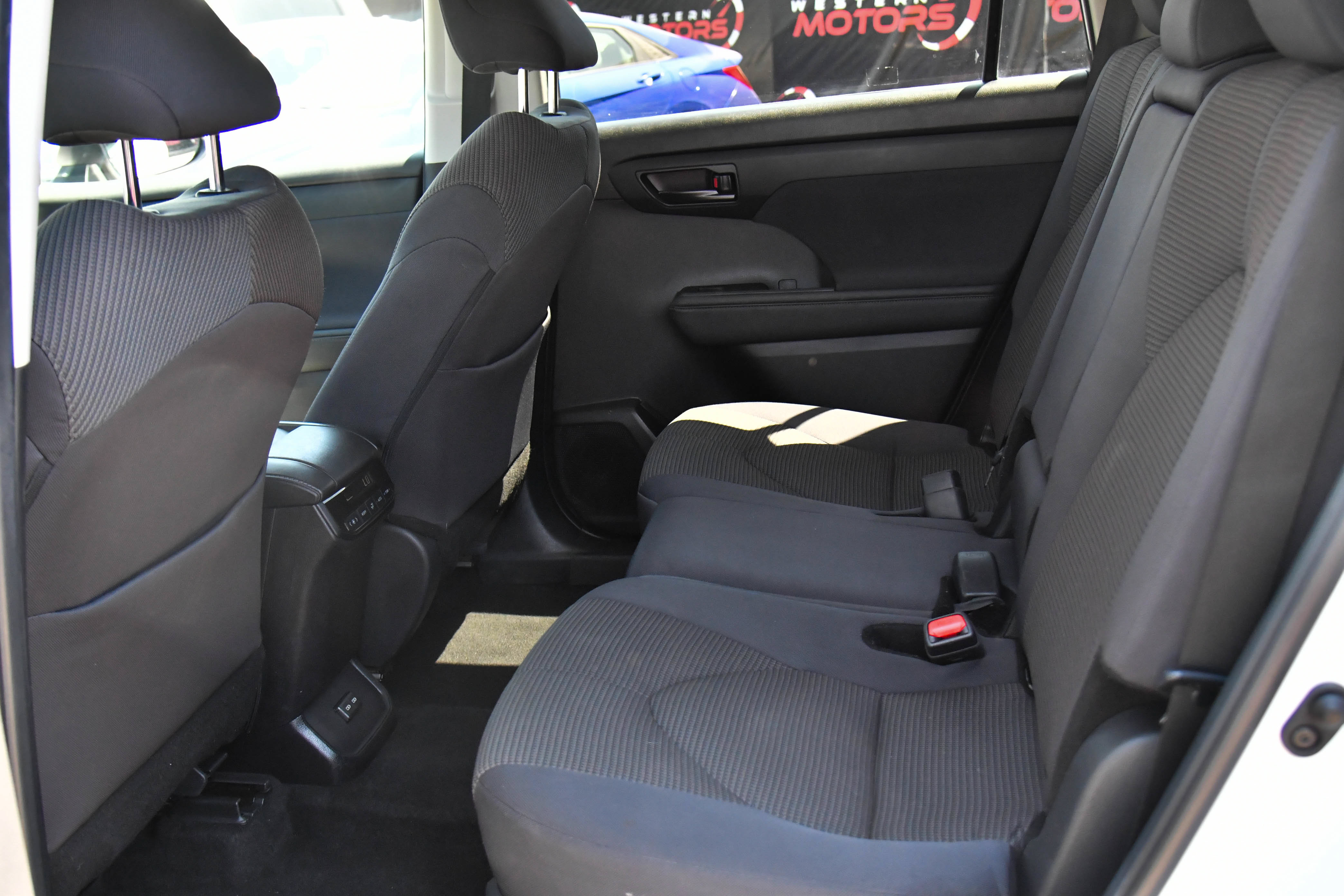 Used 2024 Toyota Highlander LE AWD/4WD image 36