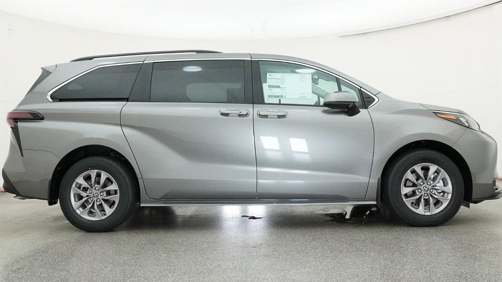 New 2026 Toyota Sienna LE FWD image 30