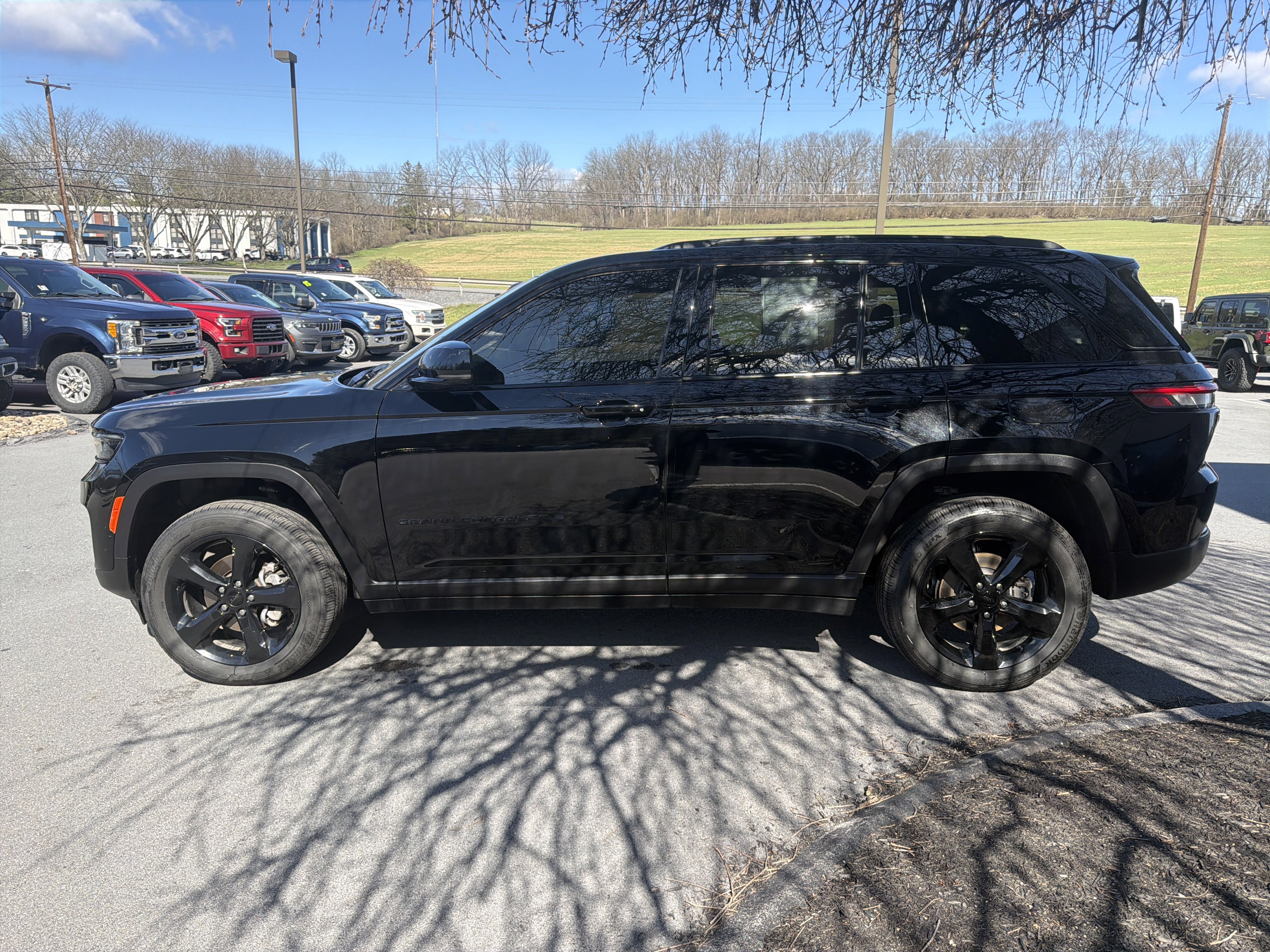 Used 2023 Jeep Grand Cherokee Altitude image 11