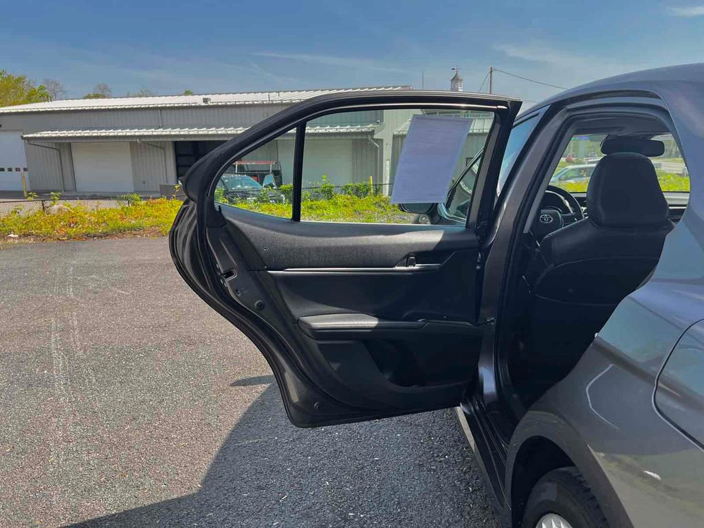 Used 2020 Toyota Camry XLE w/ Sunroof Package image 16