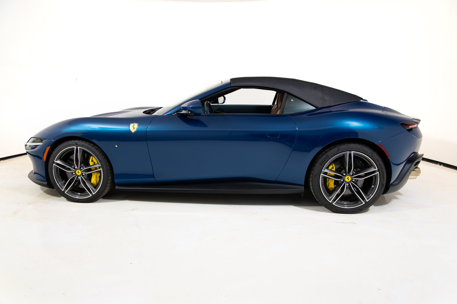 Certified 2025 Ferrari Roma Spider RWD image 29