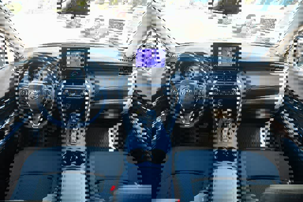 Used 2024 Toyota Venza LE AWD/4WD image 14